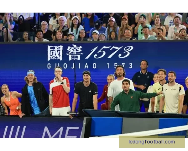 摇滚巨星邦·乔维亮相迈阿密大师赛与萨芬卢布丰塞卡亲切合影交流