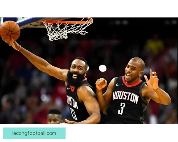 塞克斯顿哈登上演恶意犯规施罗德撞理查兹裆部引争议