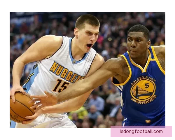 约基奇赛后穿小黄人拖鞋亮相曾COS格鲁角色趣味十足